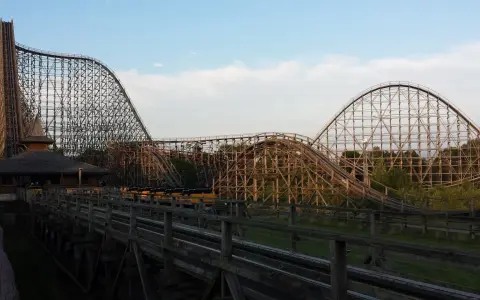 Drewniane kolejki górskie w Heide Park to niesamowite atrakcje. Widok zapiera dech w piersiach!