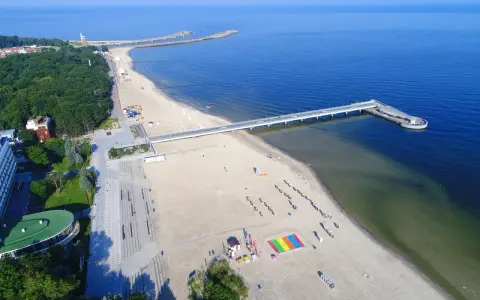 Kołobrzeg oferuje wiele atrakcji dla dorosłych: szeroka plaża, molo, deptak i zieleń. Idealne miejsce na relaks i wypoczynek.