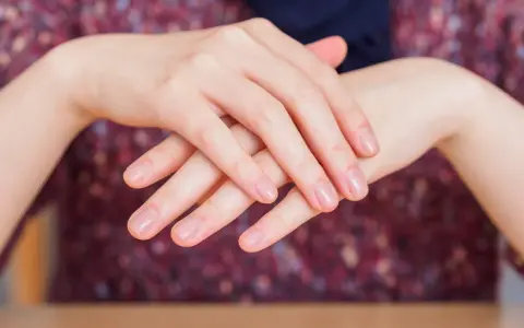 Dłonie z naturalnym, zdrowym blaskiem paznokci, efekt japońskiego manicure. Delikatne, zadbane paznokcie.