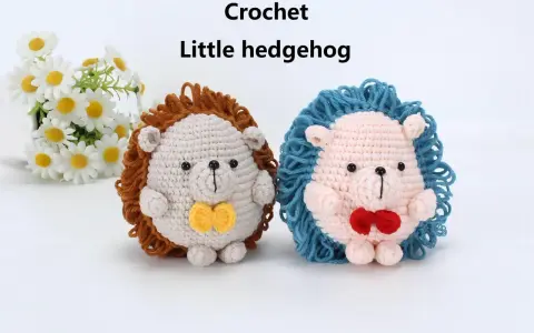 Dos adorables erizos de crochet, uno beige con pajarita amarilla y otro rosa con pajarita roja, posan junto a un ramo de margaritas.
