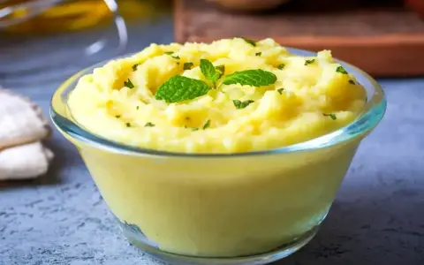 Puszyste puree ziemniaczane, idealne do nauki jak zrobić puree. Udekorowane listkami mięty i posypane natką.