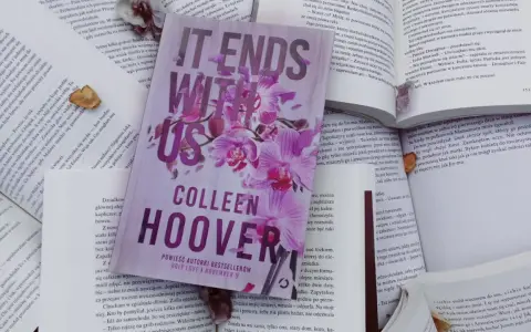 Książka "It Ends With Us" Colleen Hoover to historia o trudnych wyborach, miłości i przemocy.