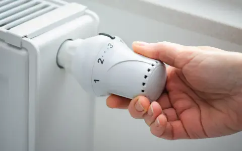 Ogrzewanie gazowe 50m2 w 2026: Koszty i jak je obniżyć?