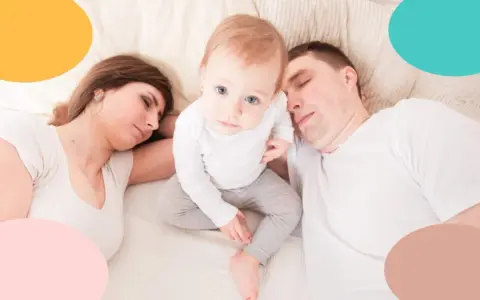Mamá y papá duermen agotados mientras mi bebé se despierta cada 10 minutos, con sus grandes ojos azules mirando fijamente.