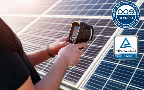 Fachmann prüft mit Wärmebildkamera Solaranlage für Wartung. TÜV-Siegel zeigt zertifizierte Qualität.
