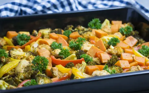 Buntes Ofengemüse mit Hähnchen und Süßkartoffeln, garniert mit Petersilie. Perfekt für histaminarme Rezepte.