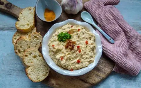 Cremiger Dattel Dip mit Brot, Knoblauch und Gewürzen. Ein leckerer Dip für jede Gelegenheit.