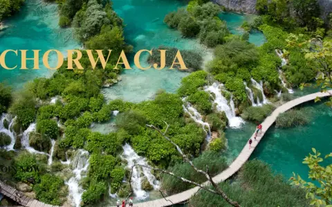 Chorwacja co warto zobaczyć: malownicze wodospady i turkusowe jeziora Parku Narodowego Jezior Plitwickich, z drewnianymi kładkami dla turystów.