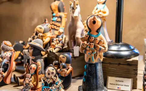 Ceramiczne figurki Indian z USA, idealne pamiątki do Polski. Matka z dziećmi, jednorożec i inne.