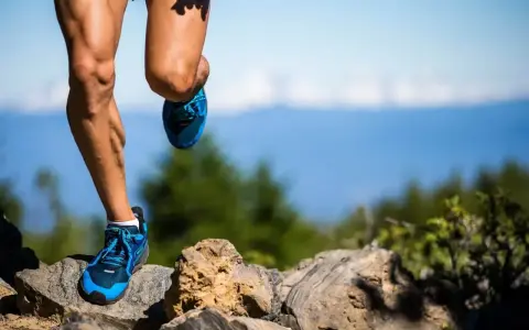 Nogi biegacza na kamienistym szlaku, przygotowującego się do ultramaratonu. Ile km jeszcze do mety?