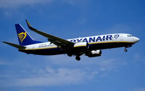 Ryanair, jedne z najlepszych linii lotniczych, w locie na tle błękitnego nieba.