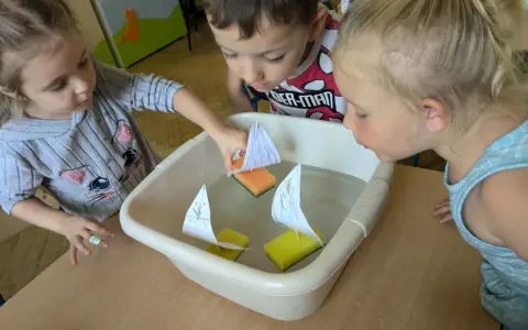 Zabawy sensoryczne z wodą: Odkryj moc rozwoju dziecka!