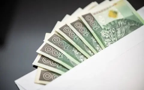 Koperta z banknotami 100 zł. Niespodziewana darowizna od obcej osoby, która wywołała uśmiech.