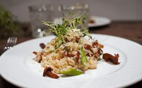 Krämig risotto kantareller med färska örter och parmesan. En härlig höstfavorit.