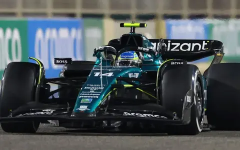 Fernando Alonso al volante de su Aston Martin, número 14, compitiendo en la pista.