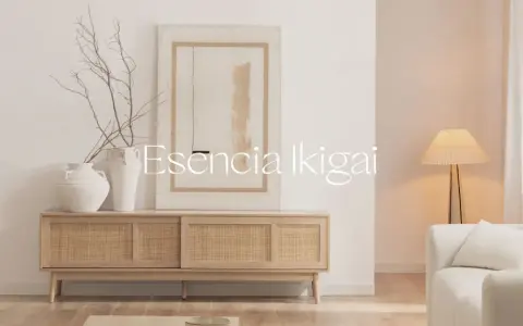 Un mobile in legno con ante in rattan, vasi in ceramica e un quadro astratto, in un ambiente che evoca il wabi sabi design.