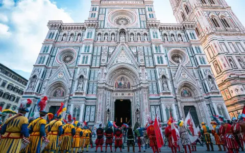 Cérémonie historique devant le Duomo de Florence, une fête florentine qui rappelle une date importante.