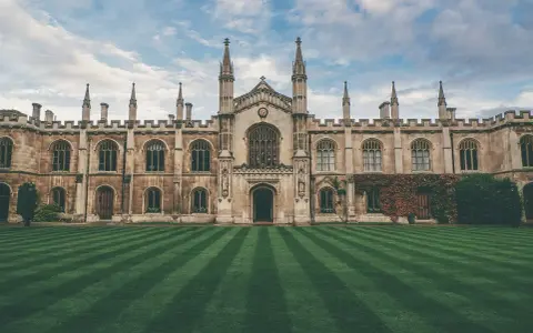 Magnifique bâtiment historique avec pelouse parfaitement entretenue. On imagine facilement y trouver la meilleur école d'art au monde.