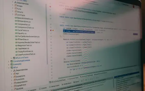 Kod C# pokazuje tworzenie wielu klonów obiektu, co jest przykładem testu scenariusza. Różnica między test case a test scenario jest kluczowa w testowaniu.