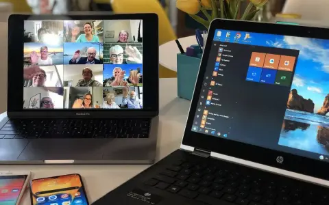 Mehrere Personen winken in einem Videoanruf. Ein schneller Internetanschluss macht solche Treffen möglich.