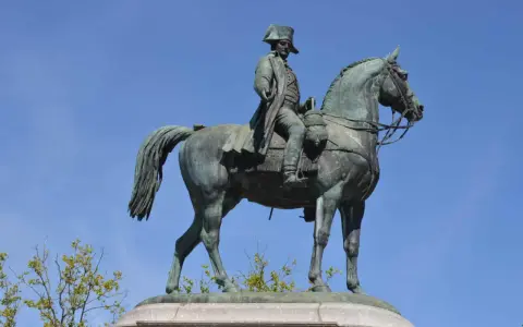 Statue équestre en bronze d'un homme en uniforme militaire, rappelant le célèbre Marengo, cheval de Napoléon.