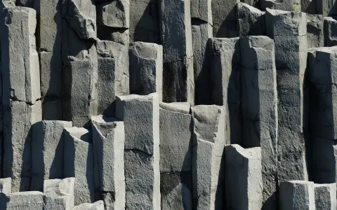 Słupy bazaltowe tworzą naturalną, geometryczną ścianę skalną.