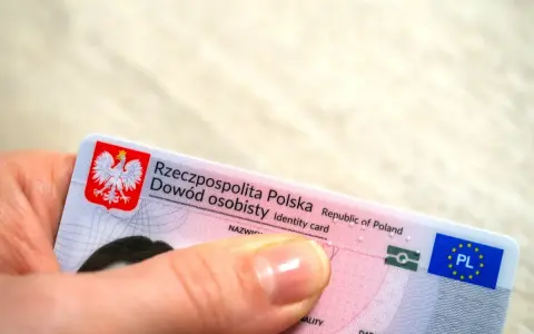 Polski dowód osobisty, niezbędny dokument, gdy zastanawiasz się, co jest potrzebne na studia.