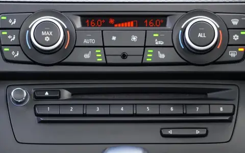 Panel de control de climatización con ajuste de temperatura y recirculación aire acondicionado casa.
