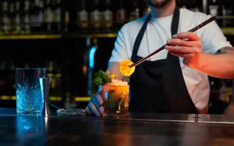 Chcesz zostać barmanem? Sprawdź, jak zacząć i ile zarobisz!
