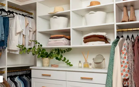 Armarios por dentro: ideas de organización con cestas, sombreros y ropa doblada.