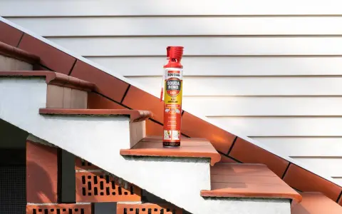 Soudal Soudabond Easy – idealny do mocowania stopni drewnianych do betonu. Szybko i trwale.