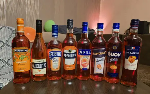 Rząd butelek aperitifów: Monte Santi, Aperitivo, Apice, Ranginio, Buon, Aparancio. Idealne na letnie wieczory, jak Martini Fiero a Aperol.