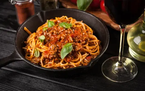 Spaghetti z mięsem mielonym: Sekrety idealnego smaku (Krok po kroku)