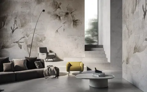 Soggiorno moderno con divano grigio, poltrone e tavolino. Le pareti sono decorate con **case con carta da parati** a tema floreale, creando un'atmosfera elegante.
