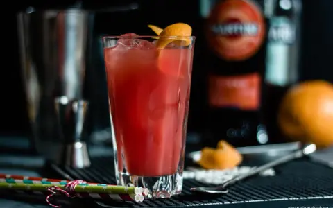 Drinki z czerwonego Martini: Proste przepisy i klasyki. Zaskocz gości!