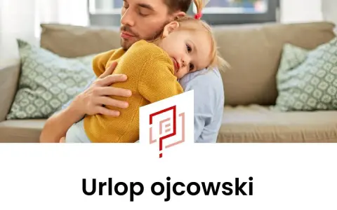 Ojciec tuli córeczkę na kanapie. Czas na urlop tacierzyński, by cieszyć się każdą chwilą.