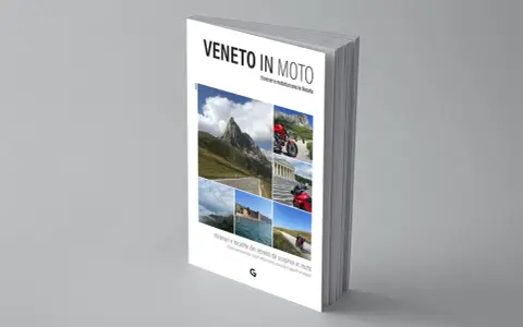 Copertina libro "Veneto in Moto": immagini di montagne, moto rosse, mare e architetture, che invitano a scoprire le **strade panoramiche del Veneto**.
