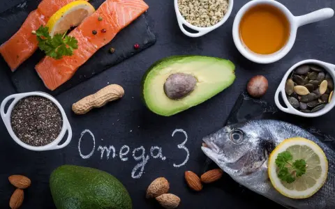 Fisk, avokado och nötter som källor till omega 3.