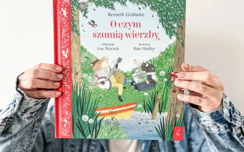 Okładka książki "O czym szumią wierzby" przedstawia zwierzątka nad rzeką. Kret czyta gazetę, a szczur gra na banjo.