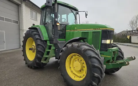 Zielony traktor John Deere 7600, gotowy do pracy. Dane techniczne tego modelu to potęga i niezawodność.