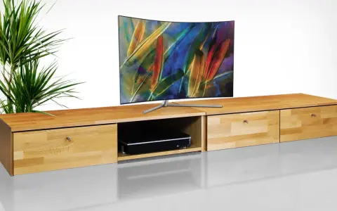 Mobile TV in legno chiaro, con vano portaoggetti e cassetti, perfetto per idee mobile tv fai da te.