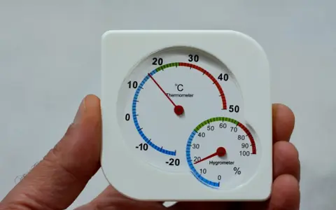 Termómetro y higrómetro en mano. La temperatura es de 10°C y la humedad es del 20%, buscando la humedad ideal.