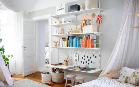 Regalwand mit Büchern, Spielzeug und Bastelmaterialien – tolle kinderzimmer ideen für ein kreatives Zuhause.