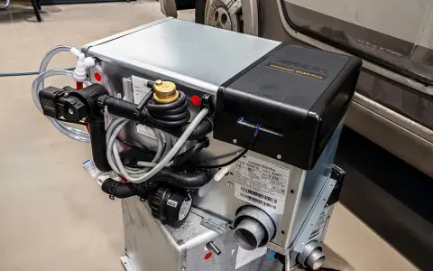 Alde Compact 3010 Plus värmesystem med slangar och kopplingar, redo för installation i husbil.