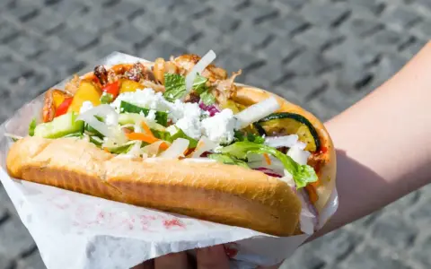 Ile kalorii ma duży kebab? Rozkładamy go na czynniki pierwsze!