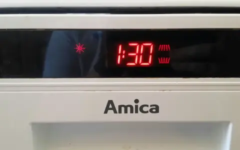 Wyświetlacz zmywarki Amica pokazuje błąd EC. Czerwone cyfry "1:30" i symbol płatka śniegu sugerują problem z temperaturą lub zamarzaniem.