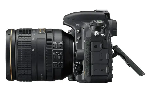 Nikon D750 test: aparat z obiektywem 24-120 mm, widoczne przyciski sterowania, Wi-Fi, HDMI i wejście mikrofonowe.