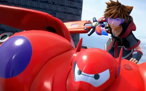 Sora, con su Keyblade, se prepara para la acción junto a Baymax en una escena que anticipa Kingdom Hearts 4.