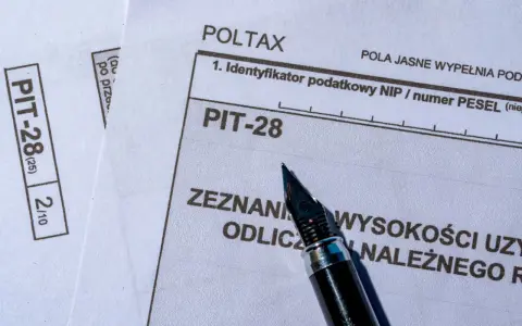 Pióro na druku PIT-28, gotowe do wypełnienia zeznania podatkowego.