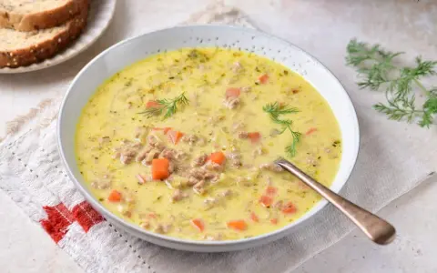 Aksamitna zupa porowa z mięsem mielonym, marchewką i koperkiem. Idealna na chłodne dni.